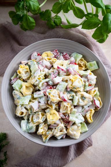 Zdjęcie - Sałatka z tortellini i rzodkiewką - Przepisy kulinarne ze zdjęciami