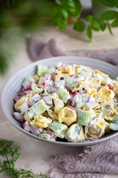 Zdjęcie - Sałatka z tortellini i rzodkiewką - Przepisy kulinarne ze zdjęciami