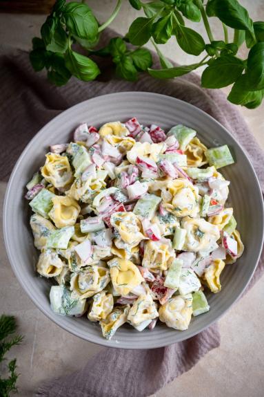 Zdjęcie - Sałatka z tortellini i rzodkiewką - Przepisy kulinarne ze zdjęciami