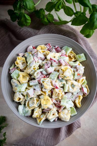 Zdjęcie - Sałatka z tortellini i rzodkiewką - Przepisy kulinarne ze zdjęciami