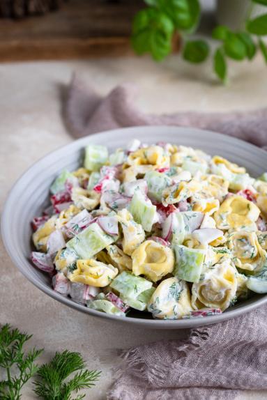 Zdjęcie - Sałatka z tortellini i rzodkiewką - Przepisy kulinarne ze zdjęciami