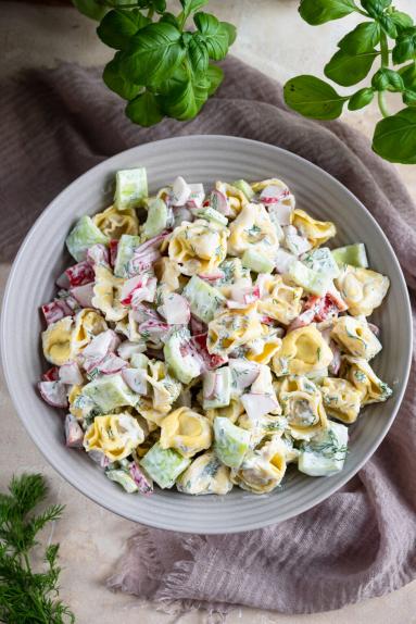 Zdjęcie - Sałatka z tortellini i rzodkiewką - Przepisy kulinarne ze zdjęciami