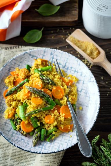 Zdjęcie - Bulgur z kurczakiem i szparagami - Przepisy kulinarne ze zdjęciami