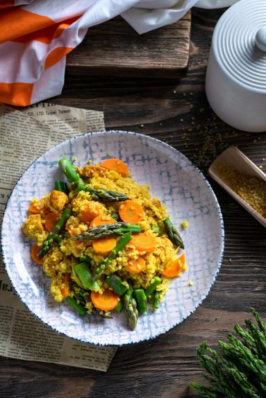 Zdjęcie - Bulgur z kurczakiem i szparagami - Przepisy kulinarne ze zdjęciami