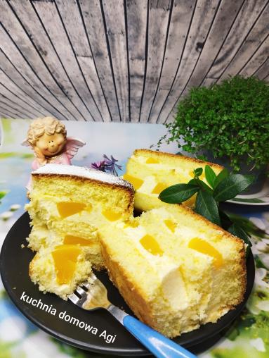 Zdjęcie - Duży biszkopt z 8 jaj bez proszku do pieczenia z masą budyniową z żółtkami i kaszą manną - Przepisy kulinarne ze zdjęciami