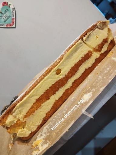 Zdjęcie - Duży biszkopt z 8 jaj bez proszku do pieczenia z masą budyniową z żółtkami i kaszą manną - Przepisy kulinarne ze zdjęciami