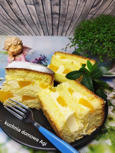 Zdjęcie - Duży biszkopt z 8 jaj bez proszku do pieczenia z masą budyniową z żółtkami i kaszą manną - Przepisy kulinarne ze zdjęciami
