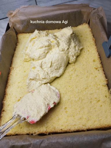 Zdjęcie - Duży biszkopt z 8 jaj bez proszku do pieczenia z masą budyniową z żółtkami i kaszą manną - Przepisy kulinarne ze zdjęciami