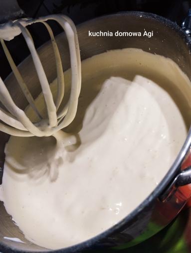 Zdjęcie - Duży biszkopt z 8 jaj bez proszku do pieczenia z masą budyniową z żółtkami i kaszą manną - Przepisy kulinarne ze zdjęciami