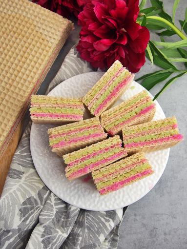 Zdjęcie - Kolorowe wafle z galaretką - Przepisy kulinarne ze zdjęciami