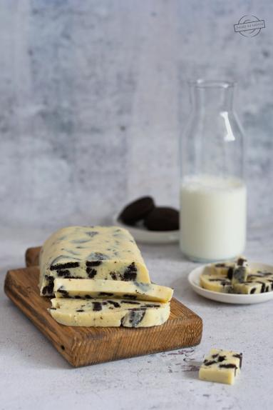 Zdjęcie - Biały blok czekoladowy – z mlekiem skondensowanym i oreo - Przepisy kulinarne ze zdjęciami