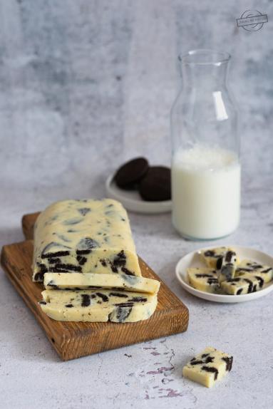 Zdjęcie - Biały blok czekoladowy – z mlekiem skondensowanym i oreo - Przepisy kulinarne ze zdjęciami