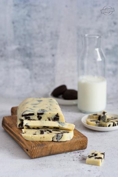 Zdjęcie - Biały blok czekoladowy – z mlekiem skondensowanym i oreo - Przepisy kulinarne ze zdjęciami