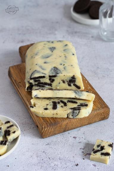 Zdjęcie - Biały blok czekoladowy – z mlekiem skondensowanym i oreo - Przepisy kulinarne ze zdjęciami