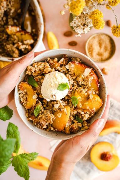 Zdjęcie - Brzoskwiniowy crumble – brzoskwinie pod kruszonką - Przepisy kulinarne ze zdjęciami