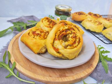 Zdjęcie - Drożdżowe ślimaczki z pesto - idealna przekąska - Przepisy kulinarne ze zdjęciami