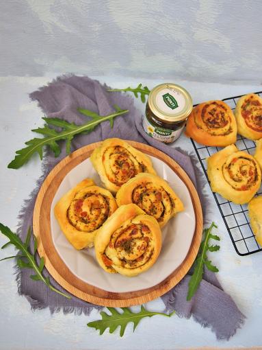 Zdjęcie - Drożdżowe ślimaczki z pesto - idealna przekąska - Przepisy kulinarne ze zdjęciami