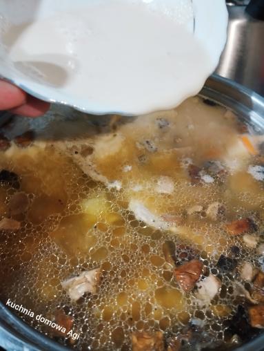 Zdjęcie - Zupa grzybowa z suszonych grzybów leśnych - Przepisy kulinarne ze zdjęciami