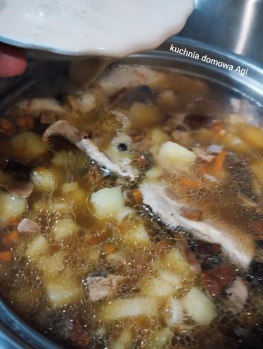 Zdjęcie - Zupa grzybowa z suszonych grzybów leśnych - Przepisy kulinarne ze zdjęciami