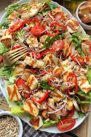 Zdjęcie - Sałatka z serem halloumi i ziołowymi grzankami - Przepisy kulinarne ze zdjęciami