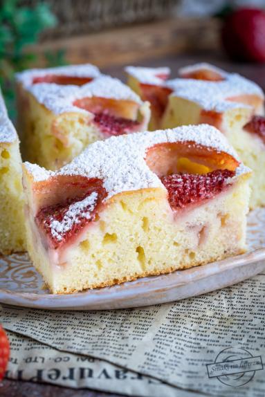Zdjęcie - Ciasto maślankowe z truskawkami - Przepisy kulinarne ze zdjęciami