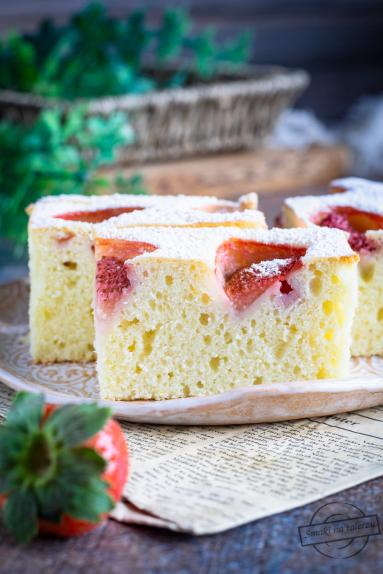 Zdjęcie - Ciasto maślankowe z truskawkami - Przepisy kulinarne ze zdjęciami