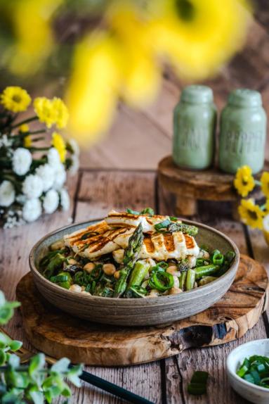 Zdjęcie - Sałatka z halloumi, szparagami i ciecierzycą - Przepisy kulinarne ze zdjęciami