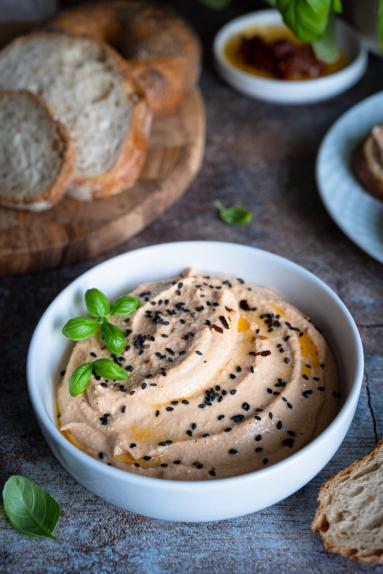 Zdjęcie - Pasta z fety z jajkiem i suszonymi pomidorami - Przepisy kulinarne ze zdjęciami