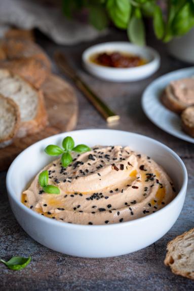 Zdjęcie - Pasta z fety z jajkiem i suszonymi pomidorami - Przepisy kulinarne ze zdjęciami