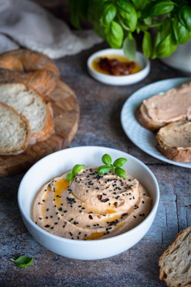 Zdjęcie - Pasta z fety z jajkiem i suszonymi pomidorami - Przepisy kulinarne ze zdjęciami