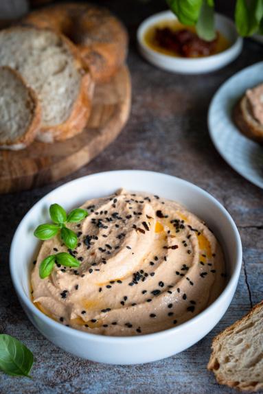 Zdjęcie - Pasta z fety z jajkiem i suszonymi pomidorami - Przepisy kulinarne ze zdjęciami