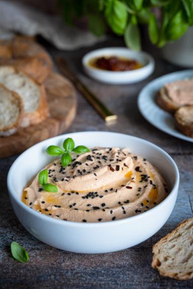 Zdjęcie - Pasta z fety z jajkiem i suszonymi pomidorami - Przepisy kulinarne ze zdjęciami