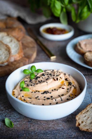 Zdjęcie - Pasta z fety z jajkiem i suszonymi pomidorami - Przepisy kulinarne ze zdjęciami