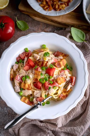 Zdjęcie - Spaghetti z tuńczykiem, pomidorem i boczkiem - Przepisy kulinarne ze zdjęciami