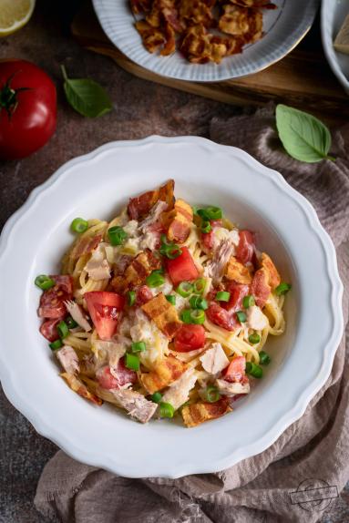 Zdjęcie - Spaghetti z tuńczykiem, pomidorem i boczkiem - Przepisy kulinarne ze zdjęciami