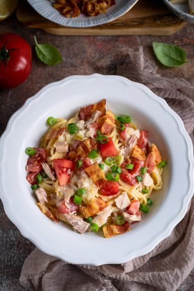 Zdjęcie - Spaghetti z tuńczykiem, pomidorem i boczkiem - Przepisy kulinarne ze zdjęciami
