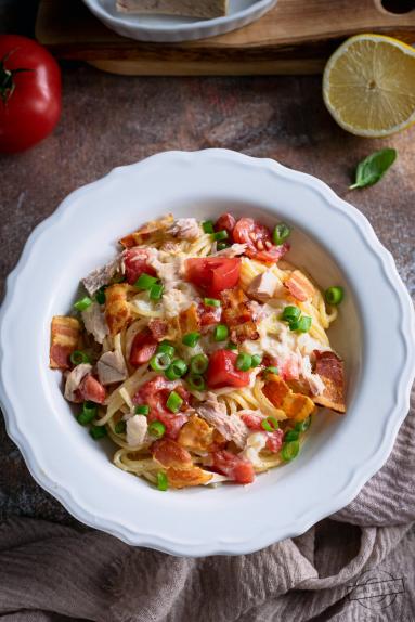 Zdjęcie - Spaghetti z tuńczykiem, pomidorem i boczkiem - Przepisy kulinarne ze zdjęciami