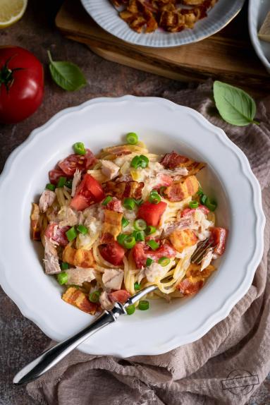 Zdjęcie - Spaghetti z tuńczykiem, pomidorem i boczkiem - Przepisy kulinarne ze zdjęciami