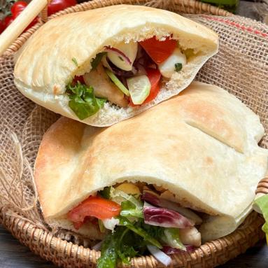 Zdjęcie - Pita z kurczakiem i sałatką - Przepisy kulinarne ze zdjęciami