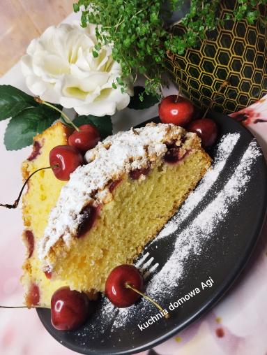 Zdjęcie - Ciasto drożdżowe łyżką mieszane z czereśniami i kruszonką - Przepisy kulinarne ze zdjęciami