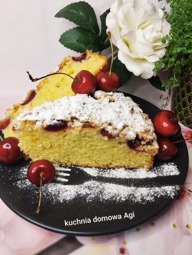 Zdjęcie - Ciasto drożdżowe łyżką mieszane z czereśniami i kruszonką - Przepisy kulinarne ze zdjęciami