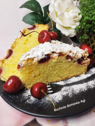 Zdjęcie - Ciasto drożdżowe łyżką mieszane z czereśniami i kruszonką - Przepisy kulinarne ze zdjęciami