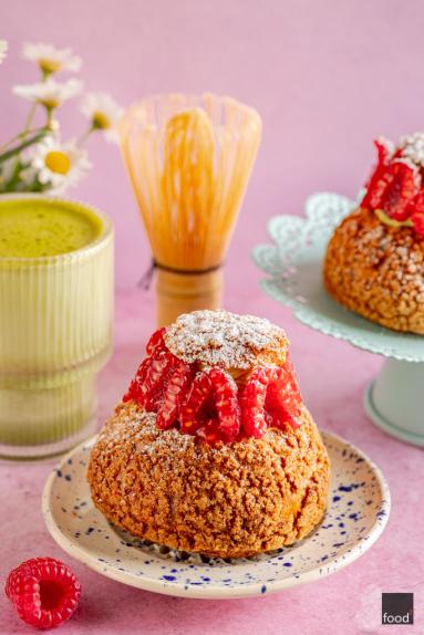 Zdjęcie - Ptysie z zieloną herbatą matcha i malinami - Przepisy kulinarne ze zdjęciami