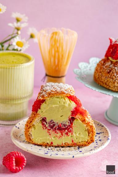 Zdjęcie - Ptysie z zieloną herbatą matcha i malinami - Przepisy kulinarne ze zdjęciami