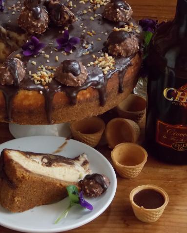 Zdjęcie - Sernik" Rocher " - Przepisy kulinarne ze zdjęciami