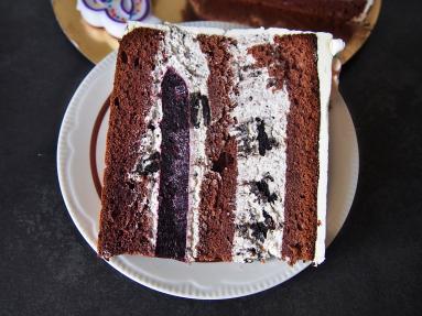 Zdjęcie - Tort czekoladowy z kremem oreo i żelką o smaku owoców leśnych - Przepisy kulinarne ze zdjęciami