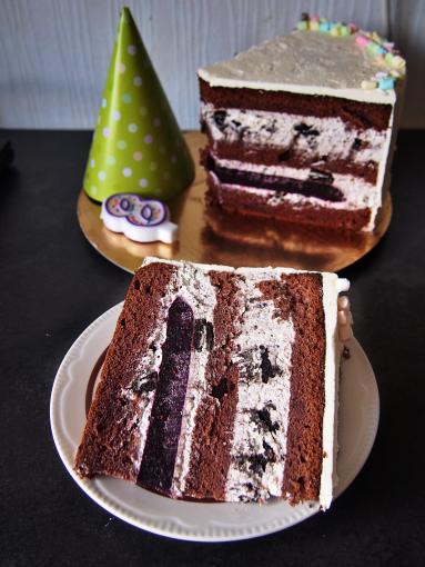 Zdjęcie - Tort czekoladowy z kremem oreo i żelką o smaku owoców leśnych - Przepisy kulinarne ze zdjęciami