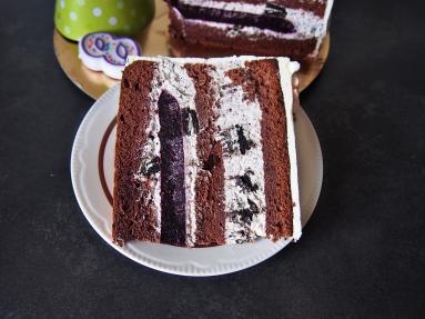 Zdjęcie - Tort czekoladowy z kremem oreo i żelką o smaku owoców leśnych - Przepisy kulinarne ze zdjęciami