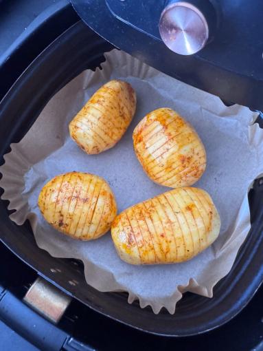 Zdjęcie - Ziemniaki Hasselback z szynką i serem - Przepisy kulinarne ze zdjęciami