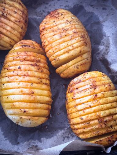 Zdjęcie - Ziemniaki Hasselback z szynką i serem - Przepisy kulinarne ze zdjęciami